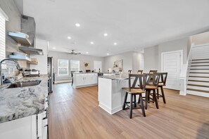 Køleskab, mikrobølgeovn, ovn, kogeplade