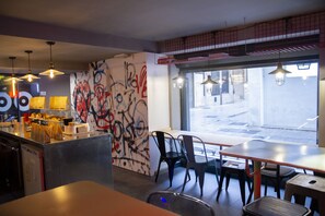 Daily buffet breakfast (EUR 5 per person) - room00 Valencia Hostel (Valencia)