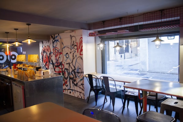 Petit déjeuner buffet (5 EUR par personne)