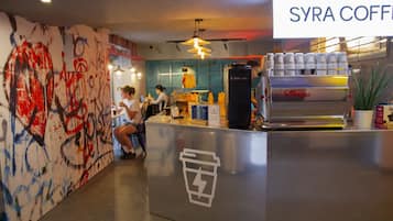 Desayuno buffet diario (EUR 5 por persona)