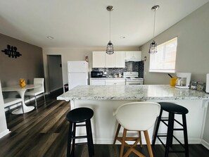 Fridge, microwave, oven, stovetop - Reading-Stylish Apartment for Contemporary Comfort (Cincinnati)