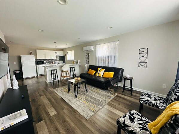 TV - Reading-Stylish Apartment for Contemporary Comfort (Cincinnati)