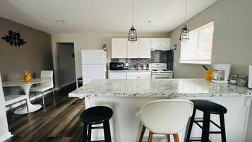 KylskÄp, mikrovÄgsugn, ugn och spishÀll