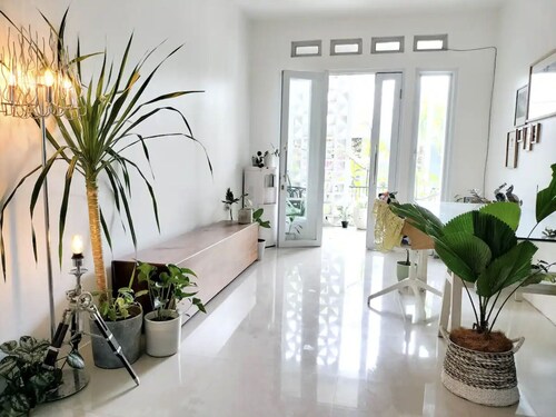 Bright leafy home with Biznet up to 250 Mbps 3+1BR