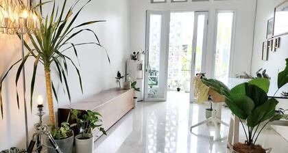 Bright leafy home with Biznet up to 250 Mbps 3+1BR