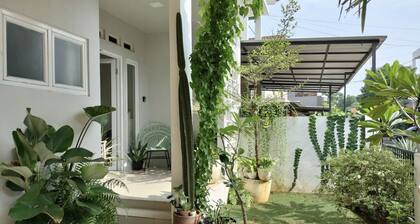 Bright leafy home with Biznet up to 250 Mbps 3+1BR