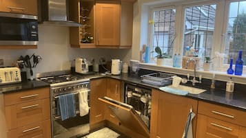 Rumah | Dapur pribadi | Lemari es, microwave, oven, dan kompor