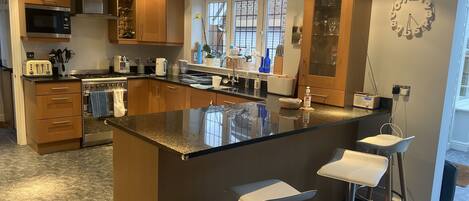 Kjøleskap, mikrobølgeovn, ovn og kokeplater