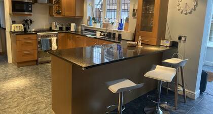 Remarkable 3-bed House in Netley Abbey Southampton