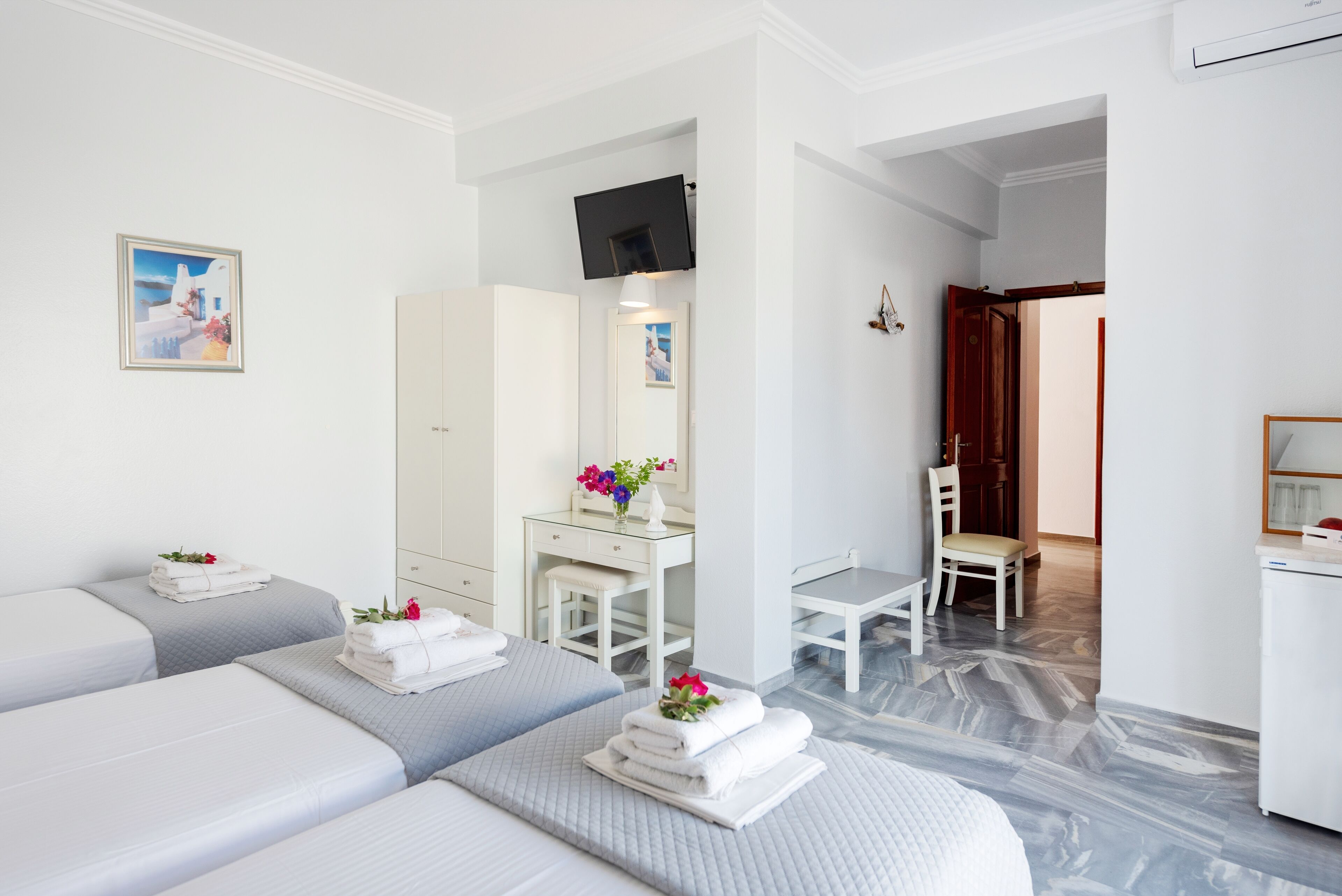 Triple Room | In-room safe, desk, WiFi (free), bed sheets