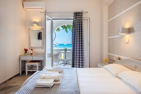 Studio with Sea View (2 Adults) | 客房内保险箱、办公桌、免费 WiFi、床单. Irene海滨酒店