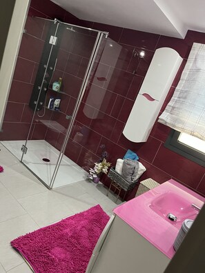 Doccia, asciugacapelli, bidet, asciugamani