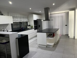 Fridge, microwave, oven, stovetop - A Casa das Oliveiras (pombal)