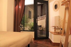 3 camere, una scrivania, ferro/asse da stiro, Wi-Fi gratuito