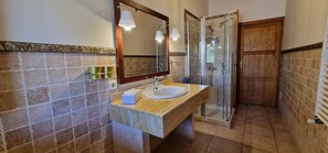 Douche, sèche-cheveux, serviettes fournies