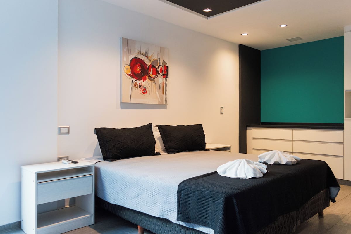 Habitación estándar, 1 habitación | Caja de seguridad en la habitación y cortinas blackout