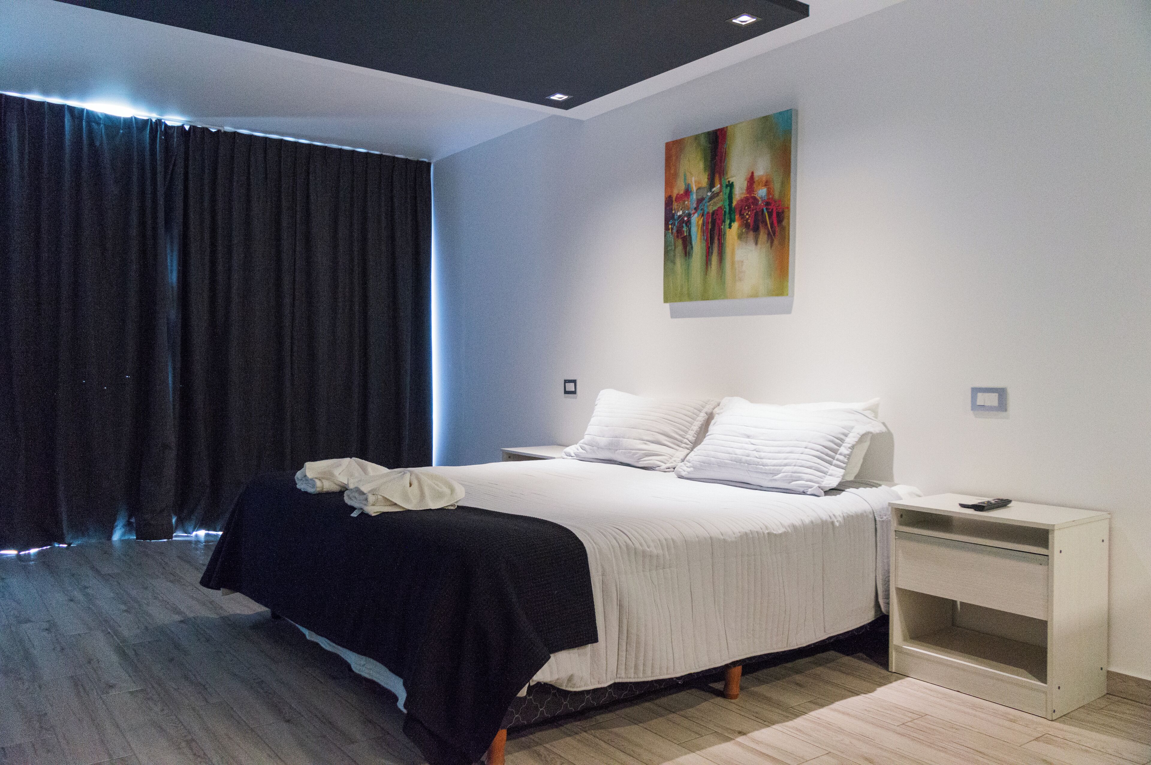 Habitación estándar, 1 cama Queen size | Caja de seguridad en la habitación y cortinas blackout 