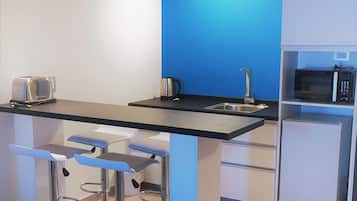 Standard Room, 1 Queen Bed | In-room safe, blackout drapes, iron/ironing board, free WiFi