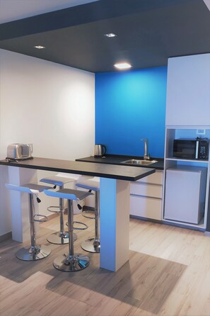 Standard Room, 1 Queen Bed | In-room safe, blackout curtains, iron/ironing board, free WiFi