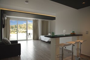 Standard Room, 1 Queen Bed | In-room safe, blackout curtains, iron/ironing board, free WiFi