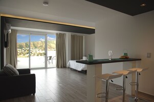 Caja de seguridad en la habitación y cortinas blackout