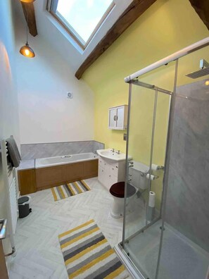Shower, towels - Charming 3-bed Barn in Kendal (Kendal)