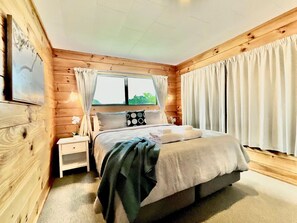 2 makuuhuonetta, työpöytä, silitysrauta/-lauta, vauvan matkasänky