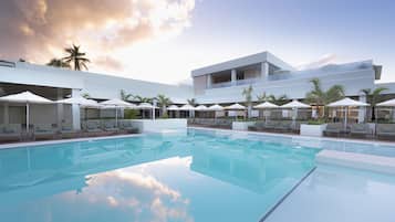 2 outdoor pools, free pool cabanas, pool umbrellas