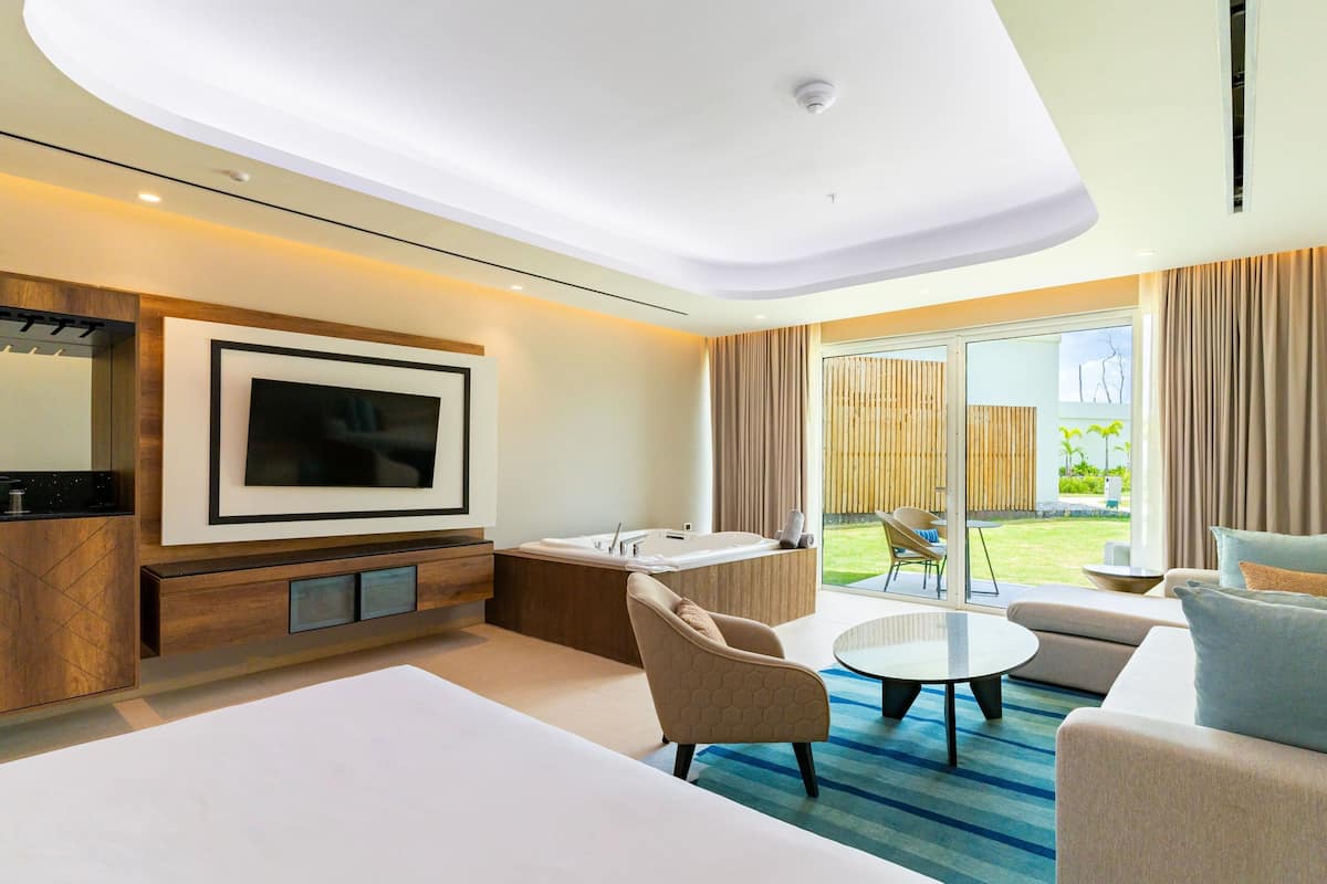 Suite Grand, 1 cama King size, hidromasaje (Junior) | Sala de estar | Televisión LED de 32 pulgadas con canales por cable