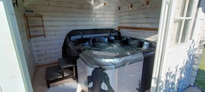 A hot tub in a wooden cabin with a ladder and a small table. - Orto dei Rolli (Moneglia)