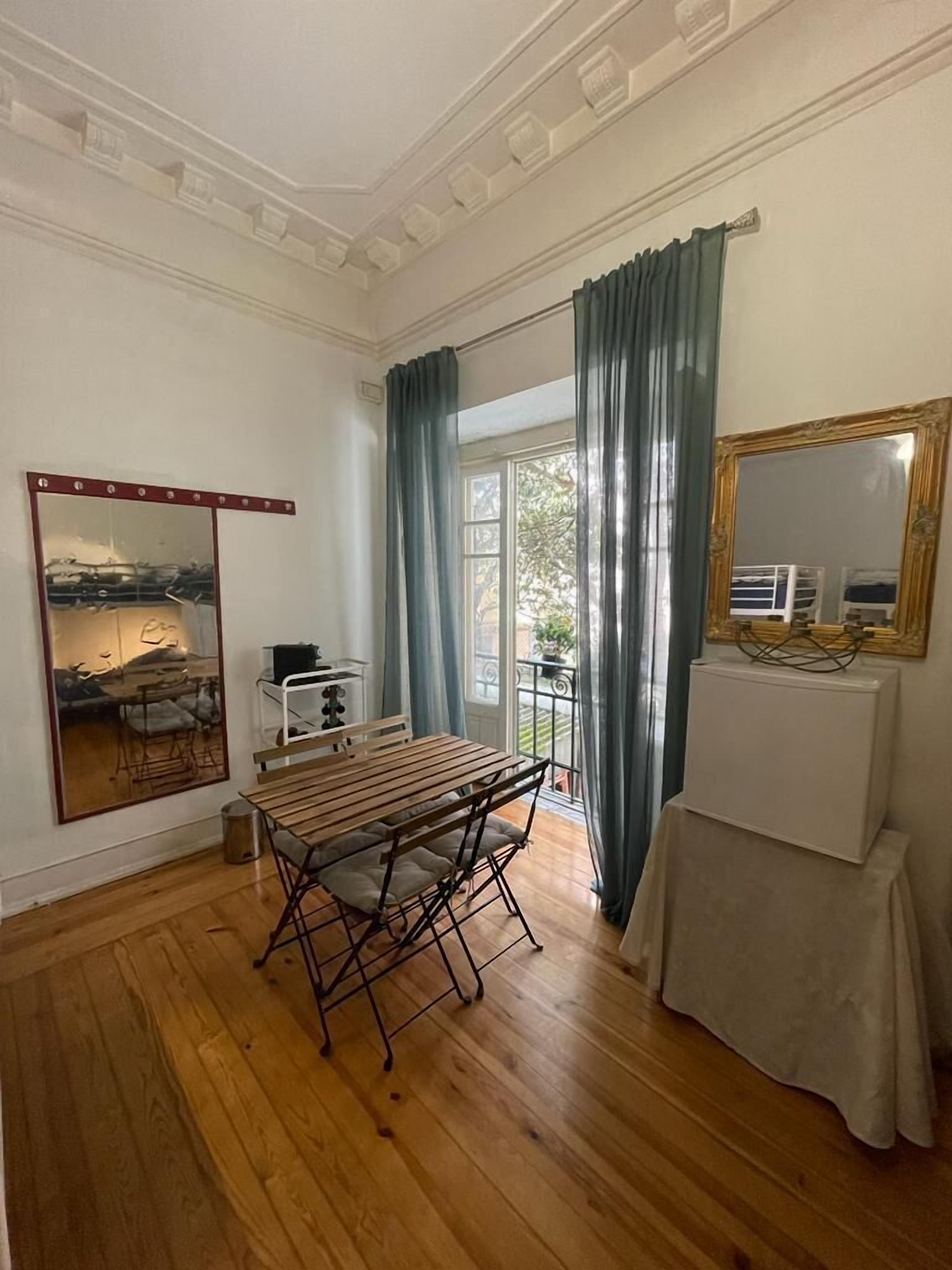 经济客房 | 客房内保险箱、遮光窗帘、熨斗/熨衣板、免费 WiFi