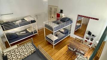 Caja de seguridad en la habitación y cortinas blackout