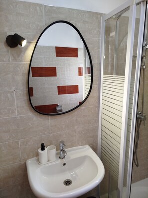 Sèche-cheveux, serviettes fournies, savon, papier toilette