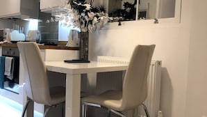 Apartment | Dining - Light and Airy 1 Bed Apartment in London (London)