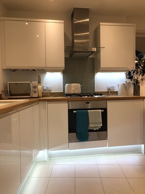 아파트 | 전용 주방 | 냉장고, 전자레인지, 오븐, 쿡탑