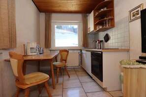 Fridge, oven, stovetop, cookware/dishes/utensils
