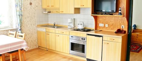 Fridge, oven, stovetop, coffee/tea maker