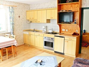 Fridge, oven, stovetop, coffee/tea maker