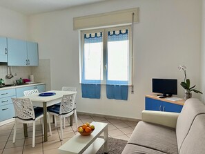 Basic Apartment | Living area | 22-inch Smart TV with cable channels - Apartment Tirreno (Tirrenia)
