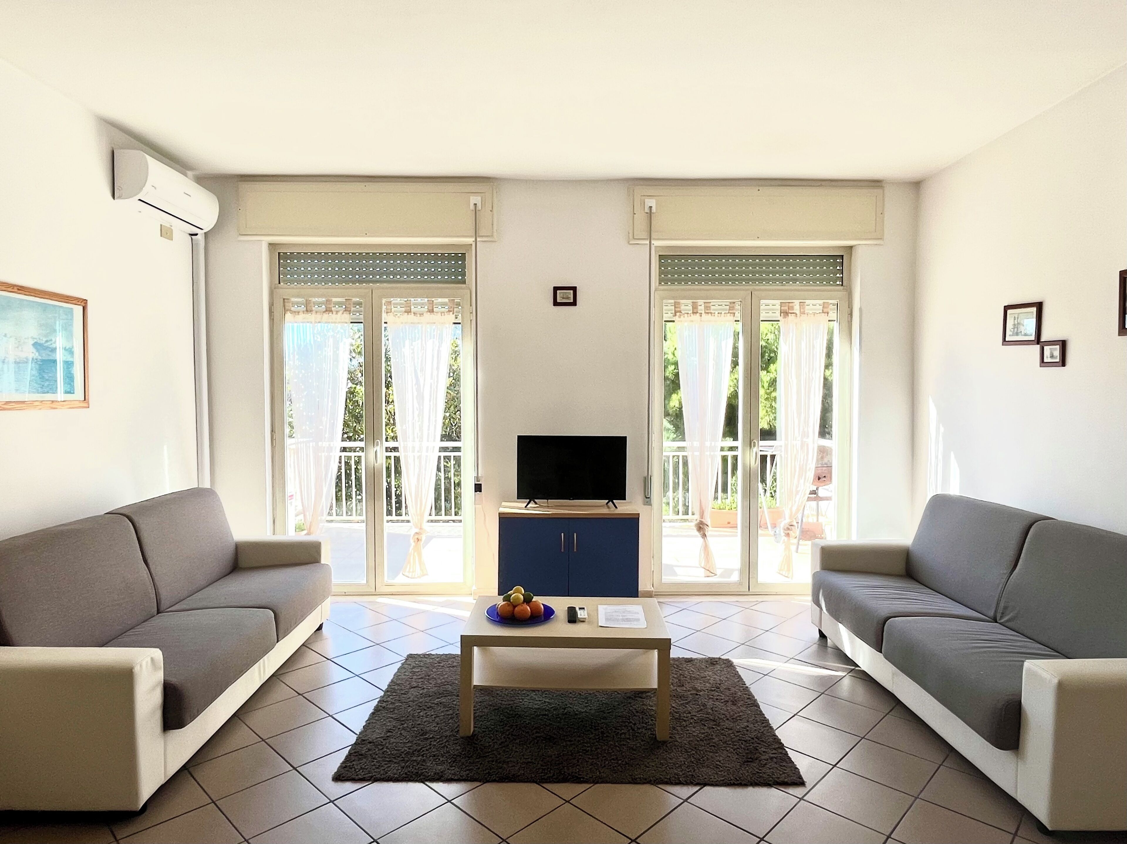 Panoramic-Apartment | Wohnbereich | 22-Zoll-Smart-TV mit Kabelempfang