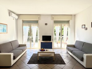 Panoramic Apartment | Living area | 22-inch Smart TV with cable channels - Apartment Tirreno (Tirrenia)
