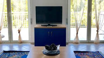 Panoramic-Apartment | Wohnbereich | 22-Zoll-Smart-TV mit Kabelempfang