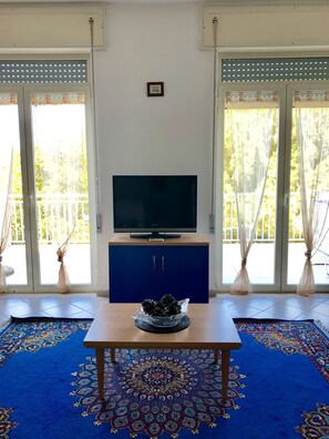 Panoramic Apartment | Living area | 22-inch Smart TV with cable channels - Apartment Tirreno (Tirrenia)
