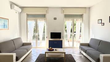 Departamento panorámico | Área de sala de estar | Smart TV de 22 pulgadas con canales por cable