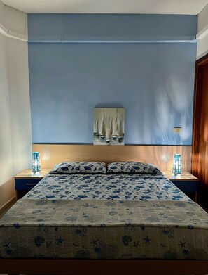 Down duvets, travel cot, free WiFi - Apartment Tirreno (Tirrenia)