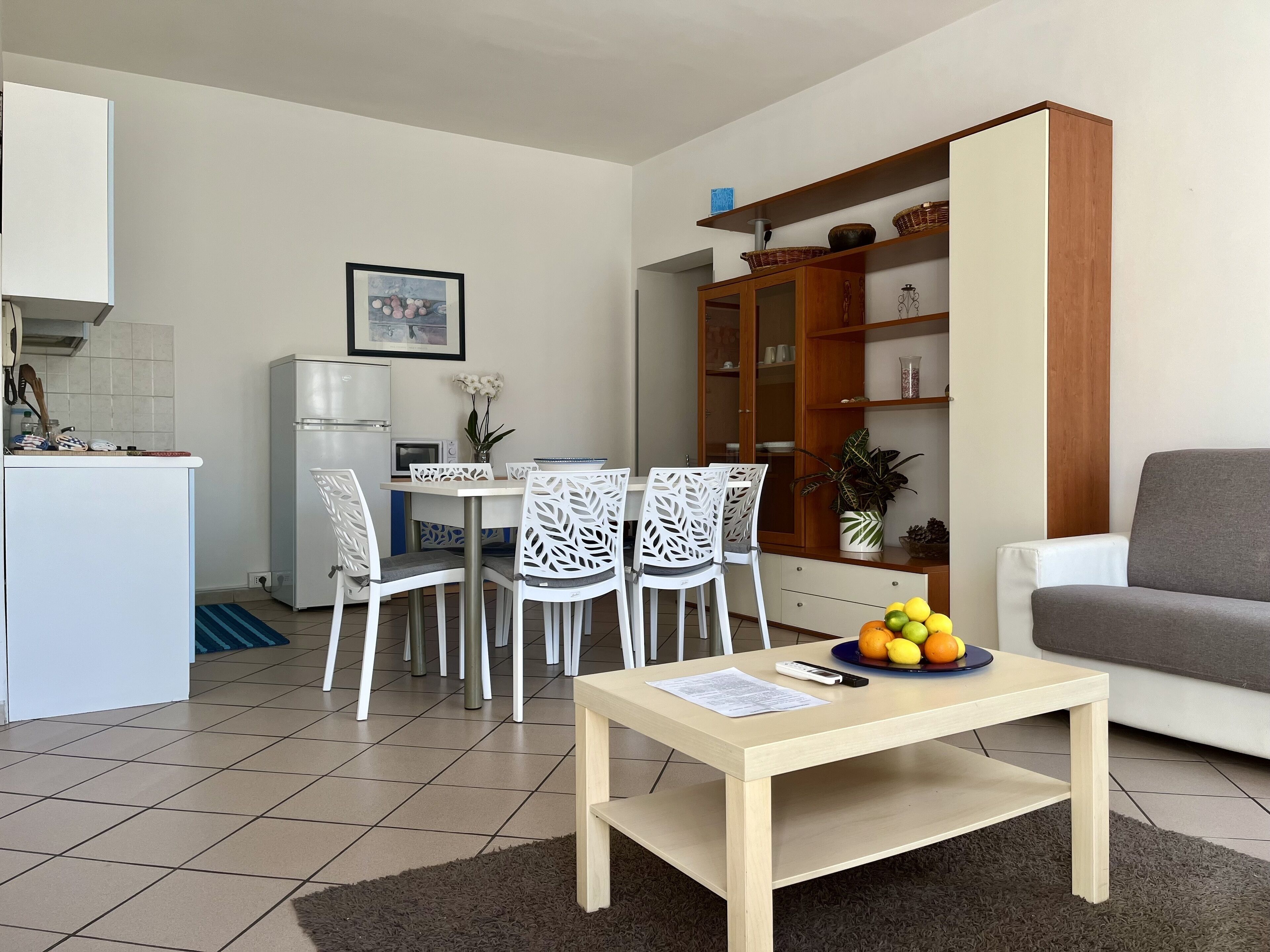 Panoramic-Apartment | Wohnbereich | 22-Zoll-Smart-TV mit Kabelempfang