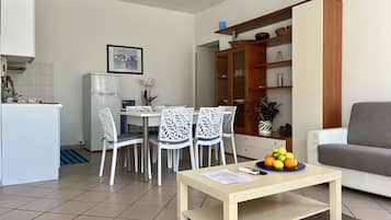 Panoramic-Apartment | Wohnbereich | 22-Zoll-Smart-TV mit Kabelempfang