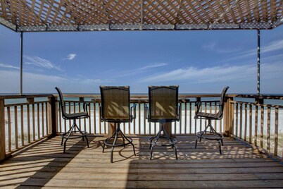 Beachfront 2nd Floor-2 Bed/2Bath-Sunset Balcony/Walk to all Restaurants/Shops!!!