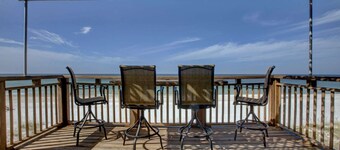 Beachfront 2nd Floor-2 Bed/2Bath-Sunset Balcony/Walk to all Restaurants/Shops!!!