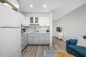 Interior - 🌊Chateau 2E: Remodeled condo on Belleair Beach \ Great Discounts! (Belleair Beach)